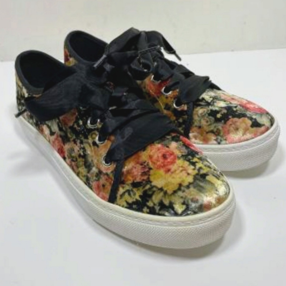 Floral velvet sneakers by Dirty Laundry